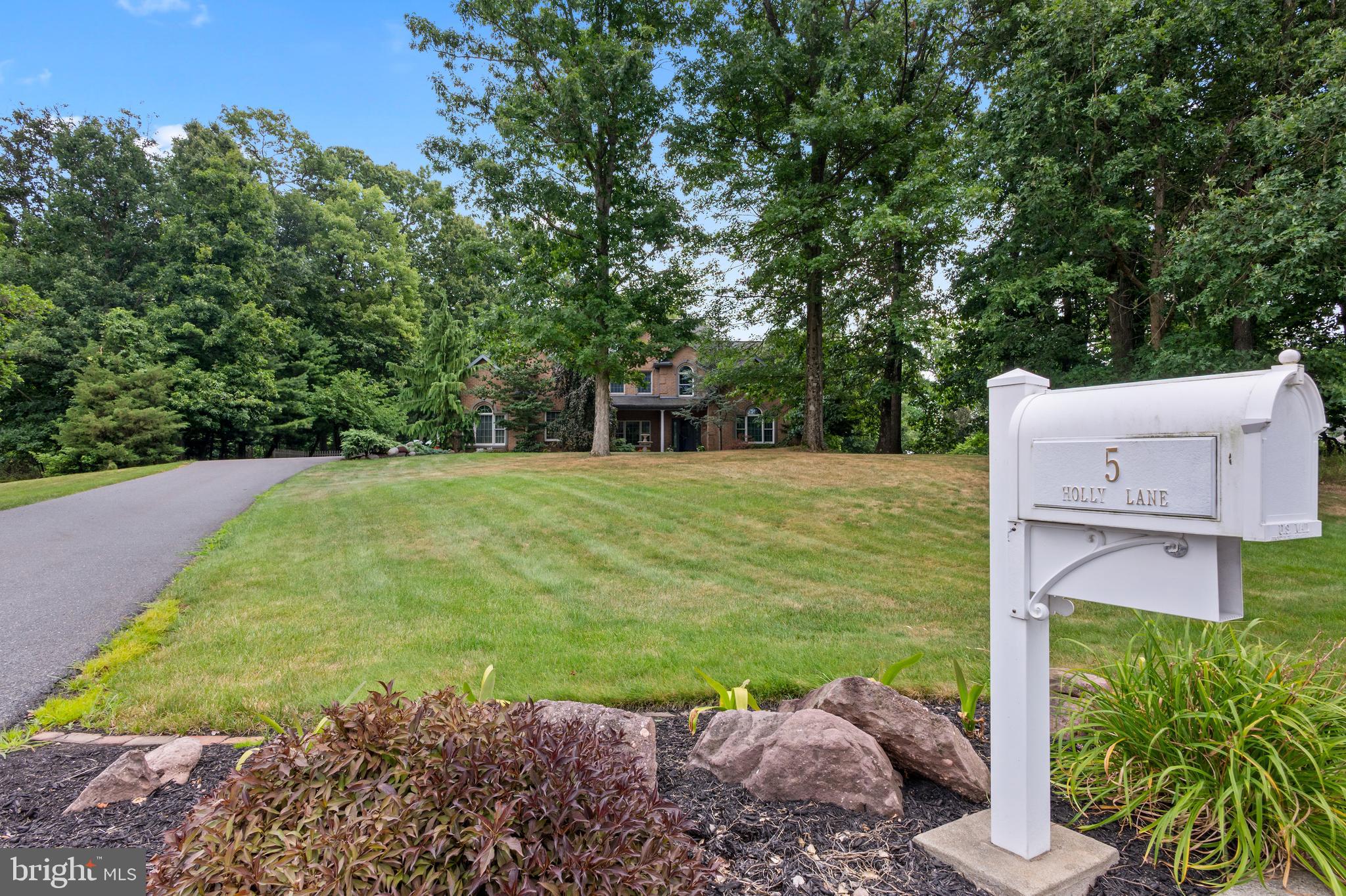 5 HOLLY LANE