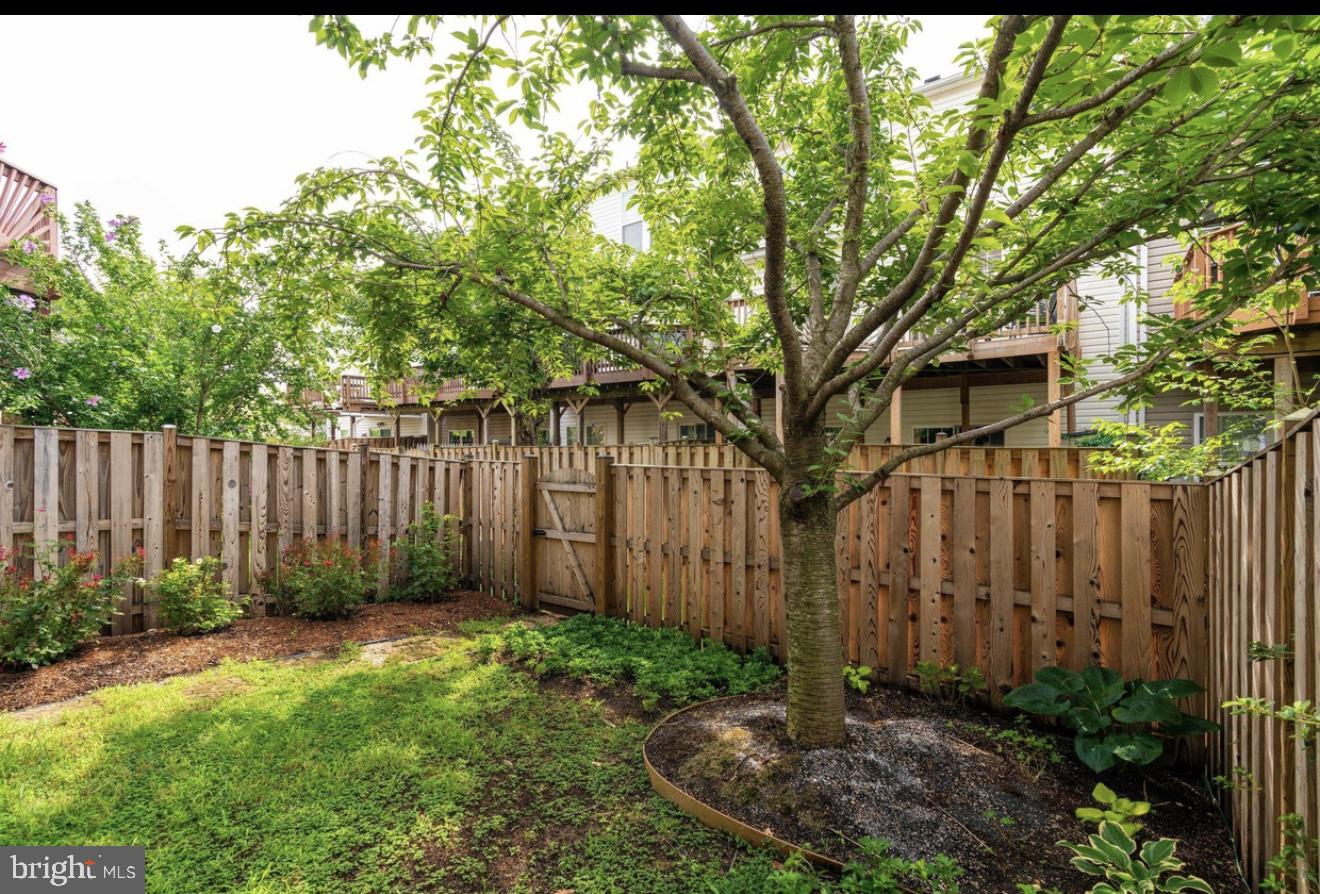 LAUREL HILL LANDBAY - Residential Lease