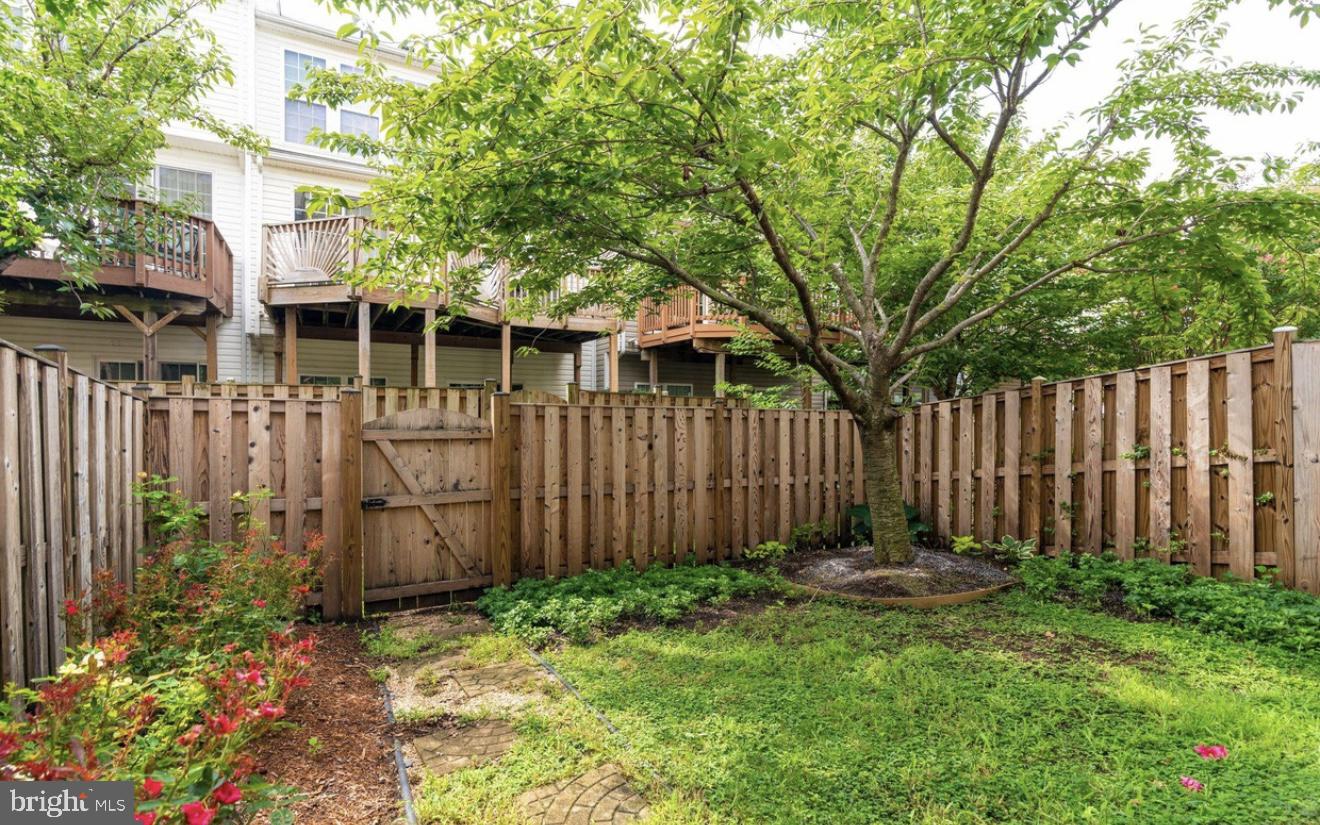 LAUREL HILL LANDBAY - Residential Lease