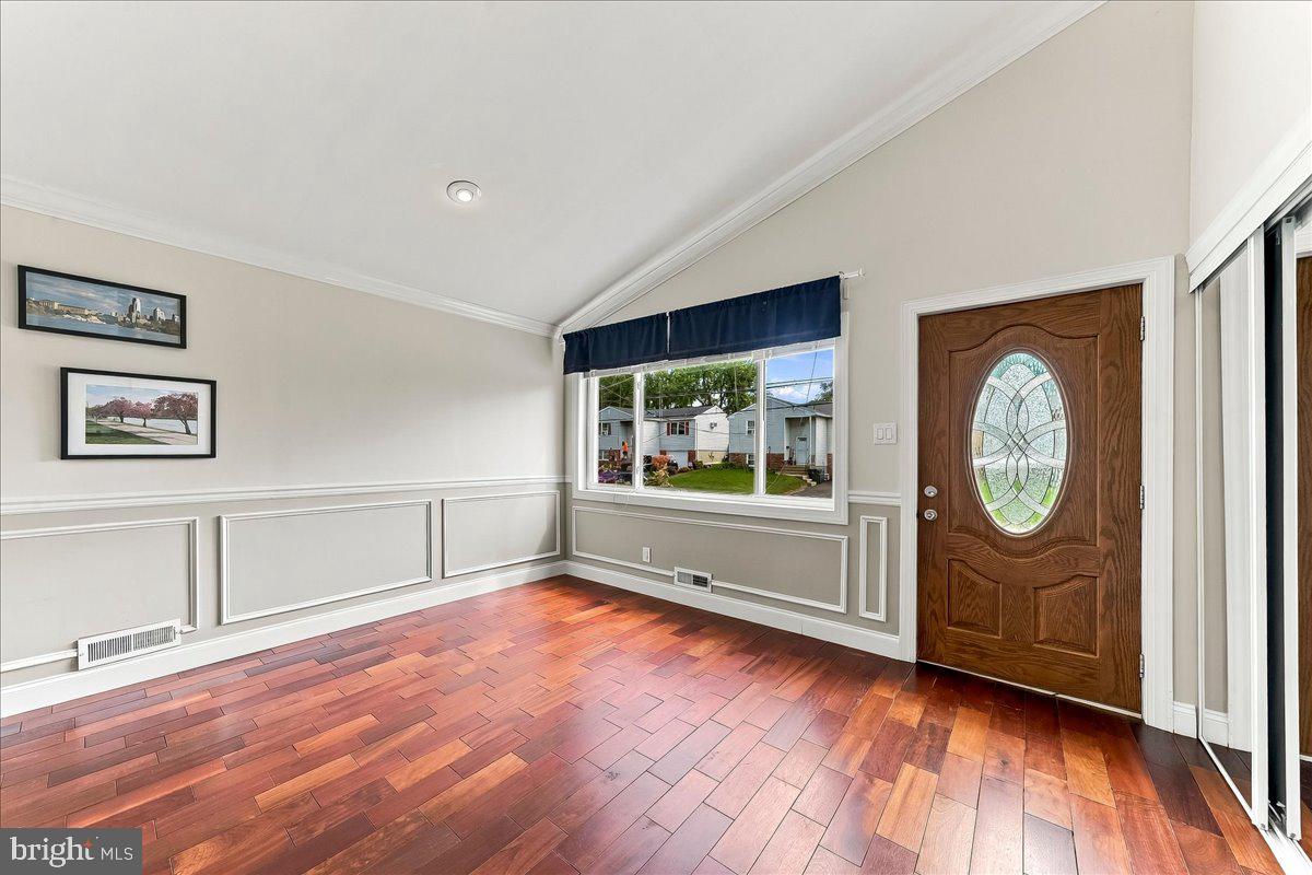 1558 SAINT JAMES PLACE