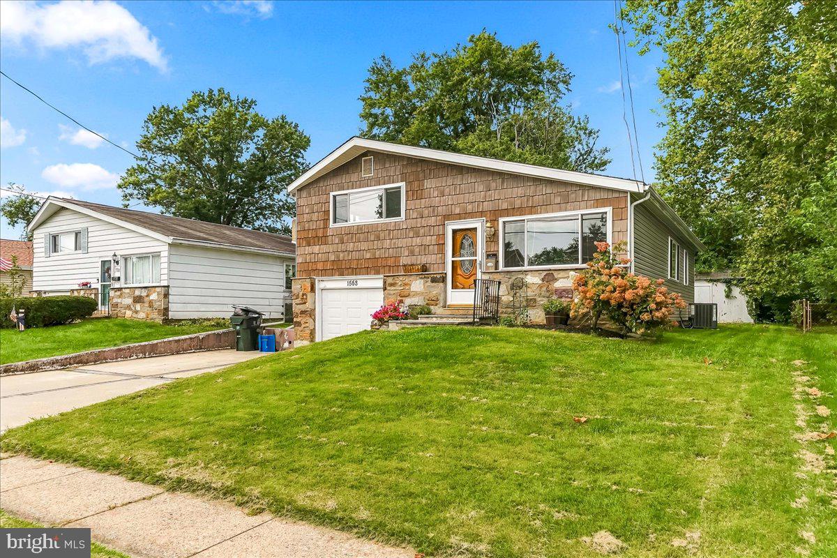1558 SAINT JAMES PLACE