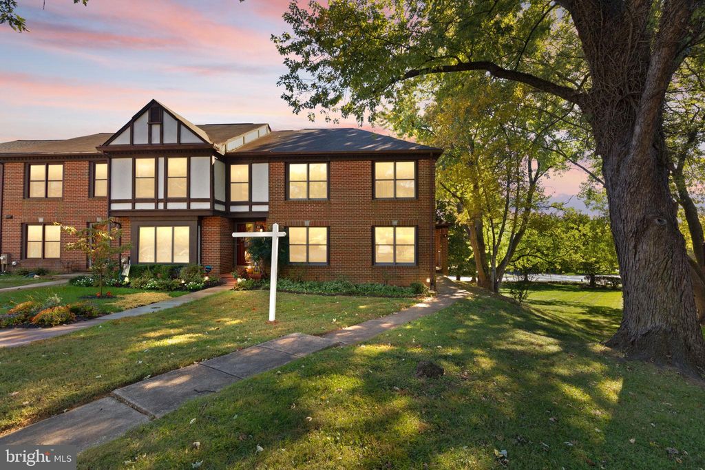 Photo of 9 Dickens Square, LUTHERVILLE TIMONIUM, MD 21093 (MLS # MDBC2143416)
