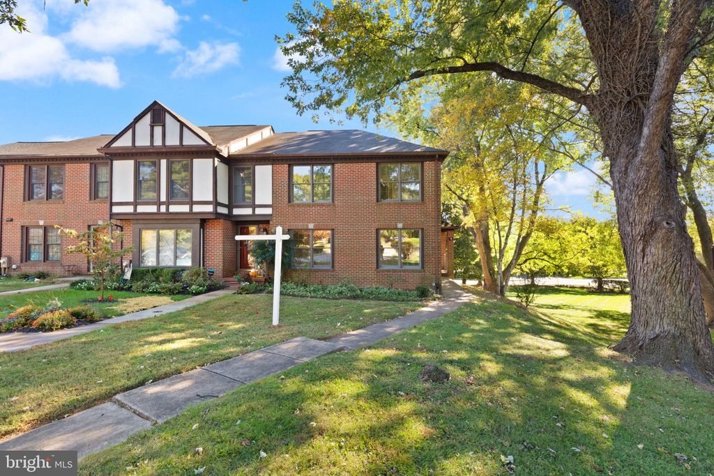 Photo of 9 Dickens Square, LUTHERVILLE TIMONIUM, MD 21093 (MLS # MDBC2143416)