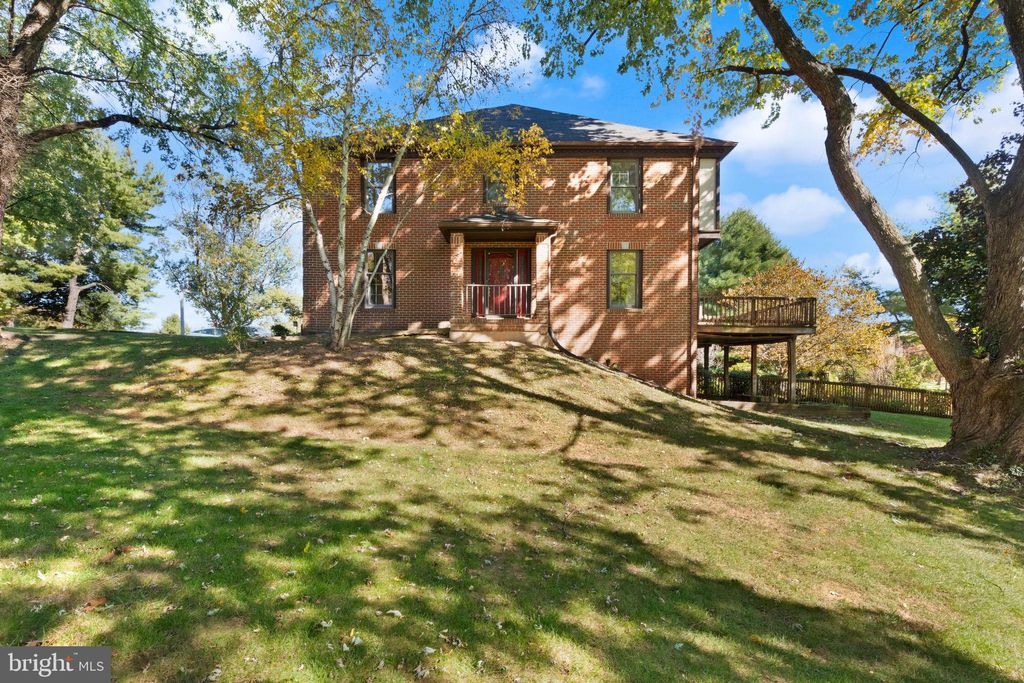Photo of 9 Dickens Square, LUTHERVILLE TIMONIUM, MD 21093 (MLS # MDBC2143416)