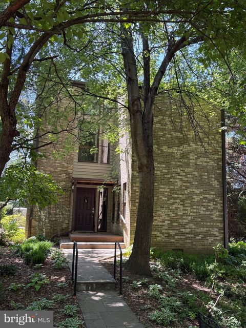 Photo of 1524 Pathfinder Lane, MCLEAN, VA 22101 (MLS # VAFX2320546)