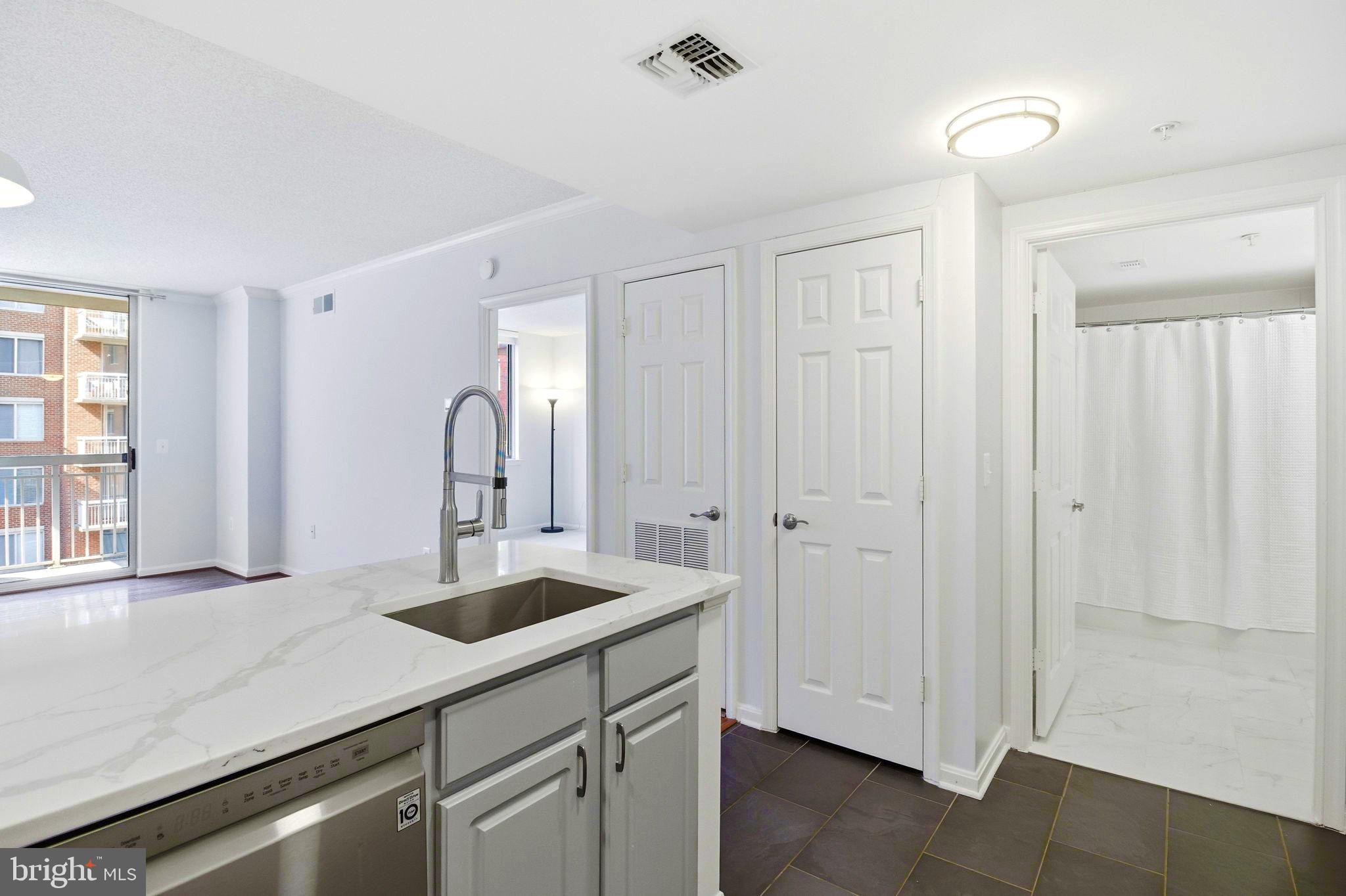 LEXINGTON SQUARE - Residential