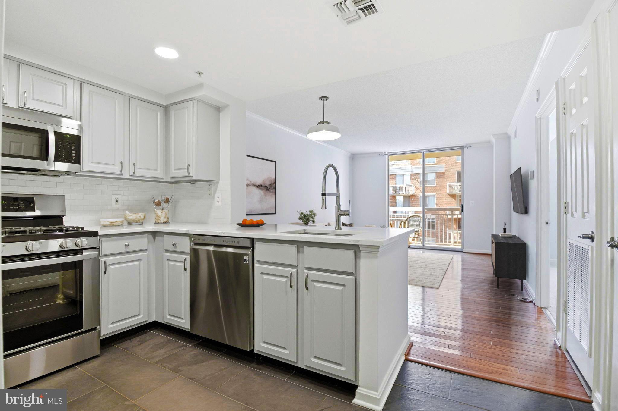 LEXINGTON SQUARE - Residential