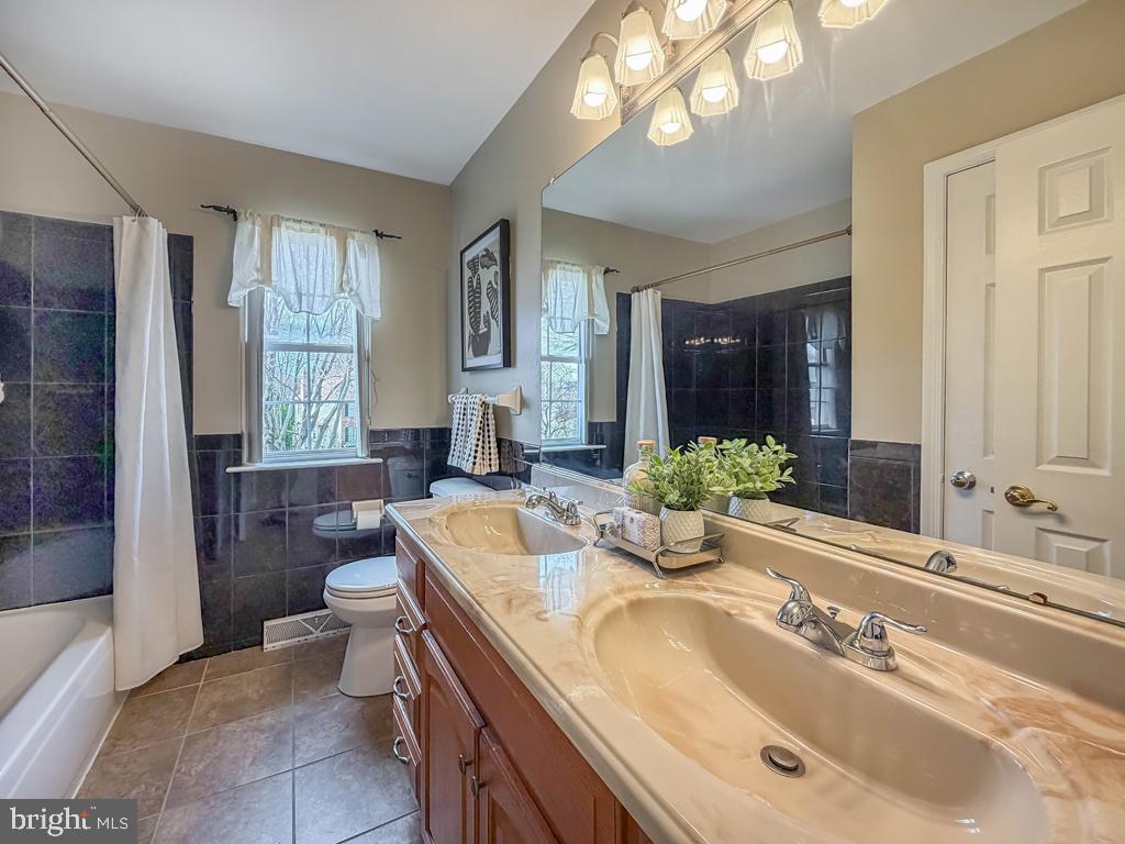 LAUREL OAKS - Residential