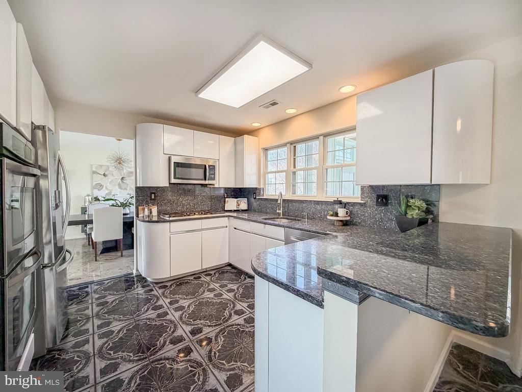 LAUREL OAKS - Residential