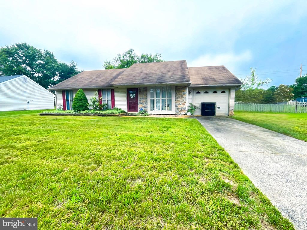 Photo of 604 Cobblestone Drive, WILLIAMSTOWN, NJ 08094 (MLS # NJGL2059714)