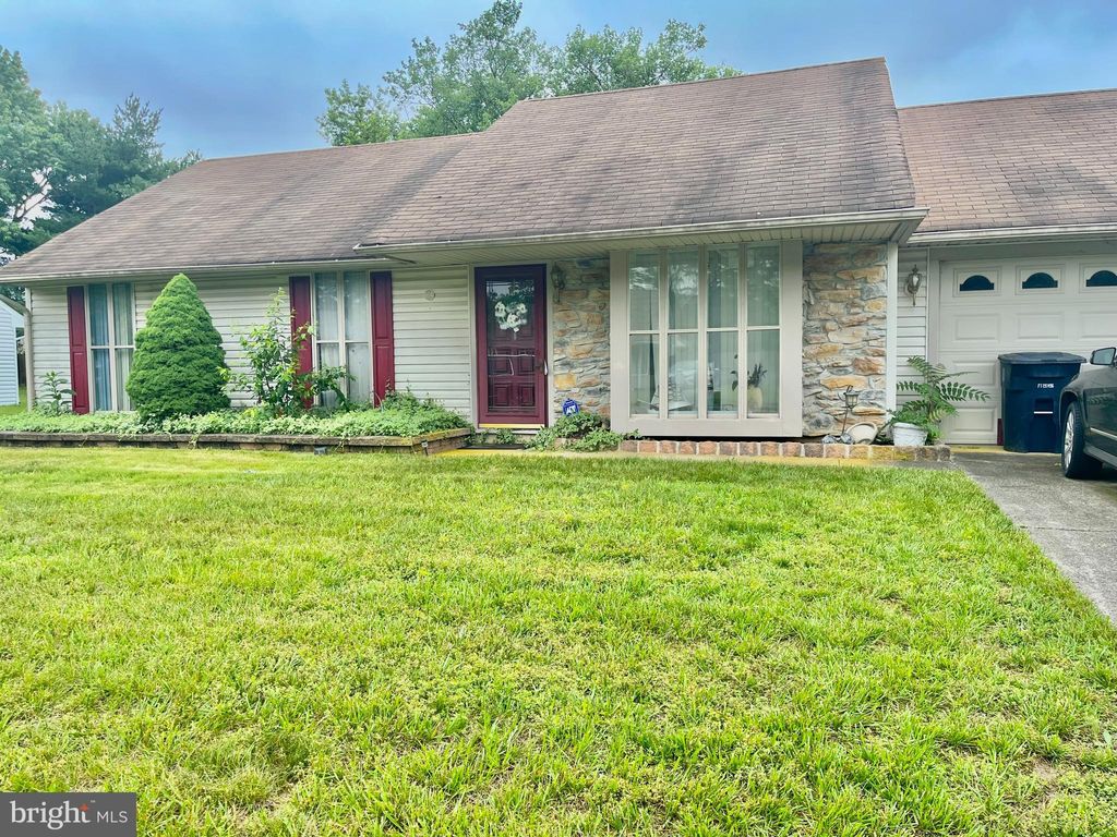 Photo of 604 Cobblestone Drive, WILLIAMSTOWN, NJ 08094 (MLS # NJGL2059714)