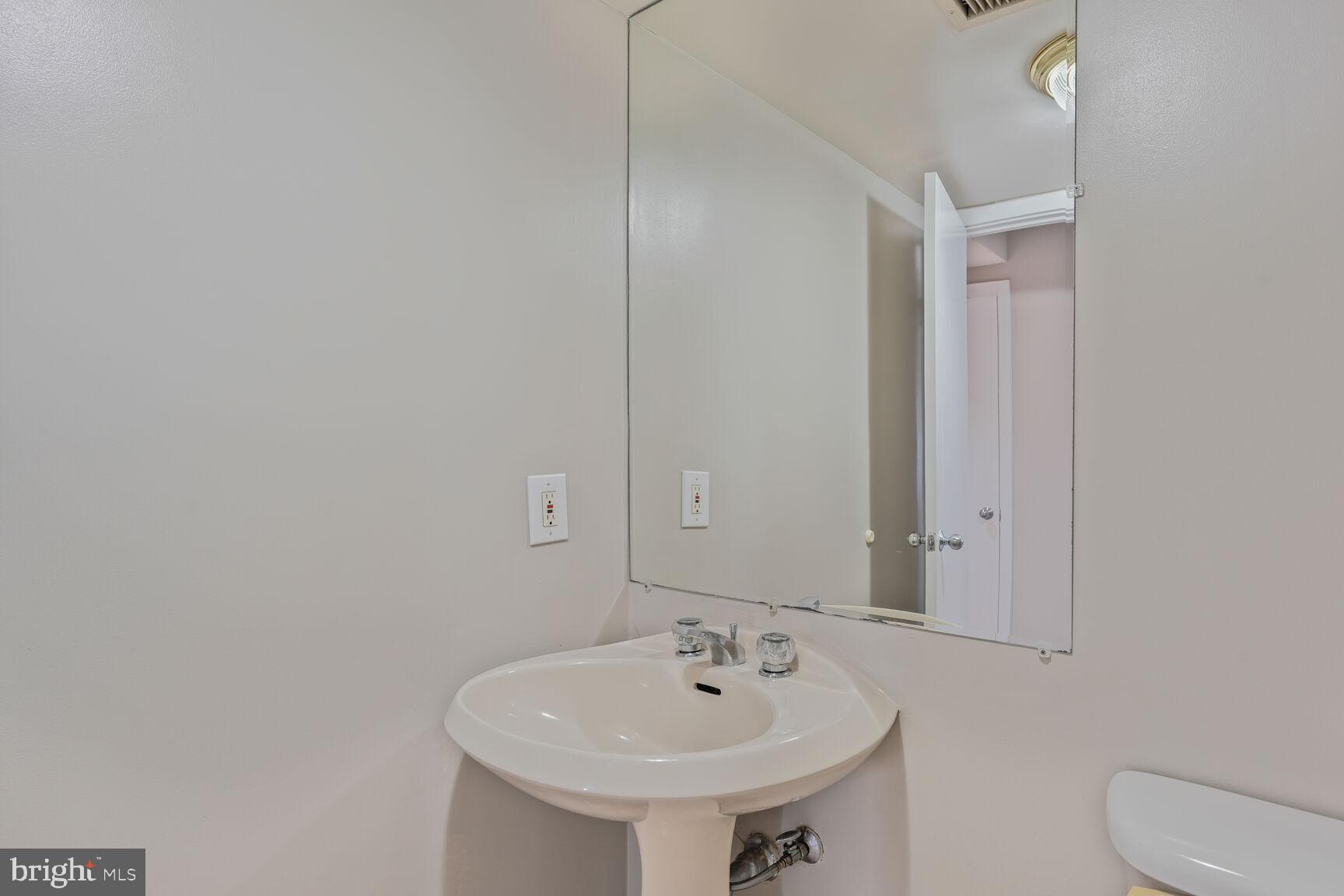 SKYLINE SQUARE CONDO - Residential Lease