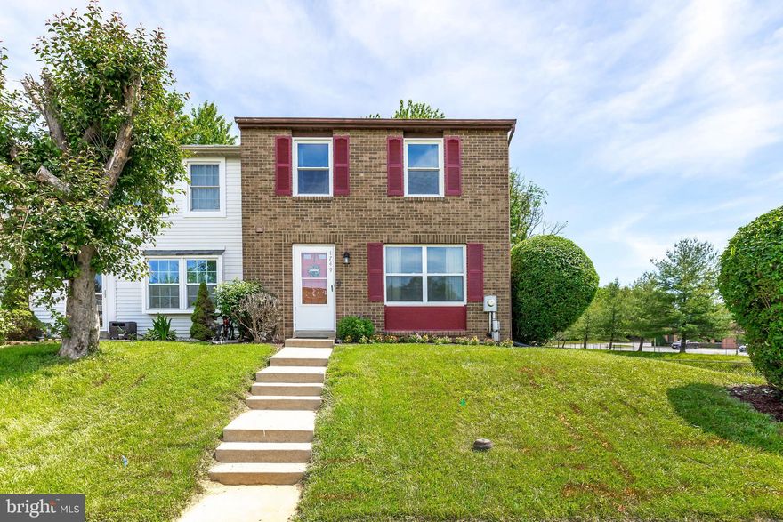 **Perfect starter or downsizing end unit townhome available in Amber Meadows** 
3 beds, 2.5 baths 3 lvl end unit townhome with one of the biggest backyards.  New shed 2021, granite kitchen counter 2021, kitchen backsplash 2023, upstairs bathroom flooring/vanity/tub/shower/mirror 2023, windows upstairs 2017/2018, new paint throughout 2020, touched up paint in 2024, refurbished kitchen cabinets 2021, newest hot water heater. Fantastic layout that will work for most buyers. Comfortable master bedroom with walk-in closet & a jack and Jill full bath the upper level; living room, dining room, kitchen with half bath and backyard entry on the main level; plenty of storage and a comfortable den with a full bath in the basement. Well-cared for and lovingly maintained, this townhome is ready for its new set of owners who will have to do nothing but move in!