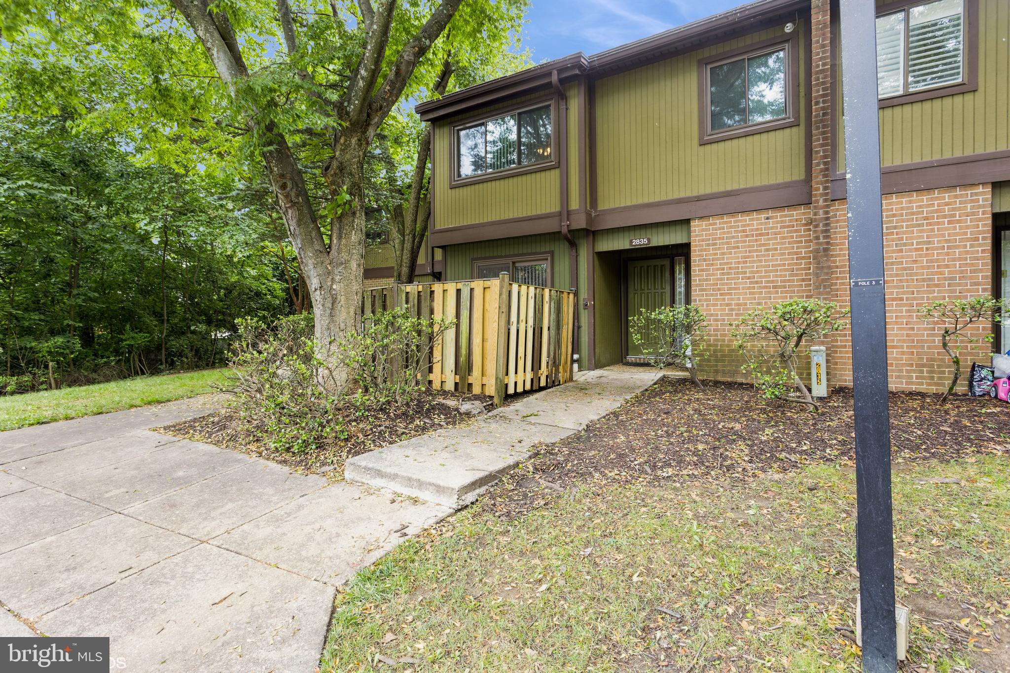 BRIGHT & SPACIOUS 3BR/2FB/2HB TOWNHOME IN THE GATED COMMUNITY OF HEATHER RIDGE. THE MAIN LEVEL FEATURES A LIVING ROOM WITH FIREPLACE & DOORS LEADING OUT TO THE REAR PATIO AREA; DINING AREA; KITCHEN & BREAKFAST ROOM WITH BUILT-INS & DOOR LEADING OUT TO THE FRONT PATIO. THE UPPER LEVEL HAS A LARGE PRIMARY BEDROOM SUITE WITH WALK-IN CLOSET & EN-SUITE BATH; 2 ADDITIONAL BEDROOMS & HALL BATH. THE LOWER LEVEL HAS A HUGE REC ROOM; .5 BATH & UTILITY ROOM WITH LAUNDRY. GREAT COMMUNITY AMENITIES INCLUDE A CLUBHOUSE, POOL, TENNIS COURTS, FITNESS CENTER & PLAYGROUNDS.