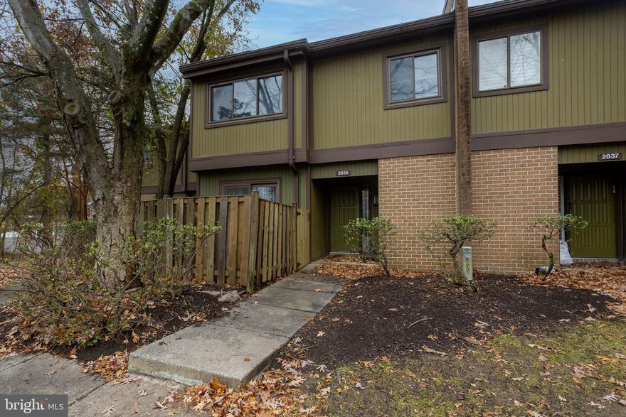 BRIGHT & SPACIOUS 3BR/2FB/2HB TOWNHOME IN THE GATED COMMUNITY OF HEATHER RIDGE.  THE MAIN LEVEL FEATURES A LIVING ROOM WITH FIREPLACE & DOORS LEADING OUT TO THE REAR PATIO AREA; DINING AREA; KITCHEN & BREAKFAST ROOM WITH BUILT-INS & DOOR LEADING OUT TO THE FRONT PATIO.  THE UPPER LEVEL HAS NEW CARPETING; A LARGE PRIMARY BEDROOM SUITE WITH WALK-IN CLOSET & EN-SUITE BATH; 2 ADDITIONAL BEDROOMS & HALL BATH.  THE LOWER LEVEL HAS NEW CARPETING; A HUGE REC ROOM; .5 BATH & UTILITY ROOM WITH LAUNDRY.  GREAT COMMUNITY AMENITIES INCLUDE A CLUBHOUSE, POOL, TENNIS COURTS, FITNESS CENTER & PLAYGROUNDS.