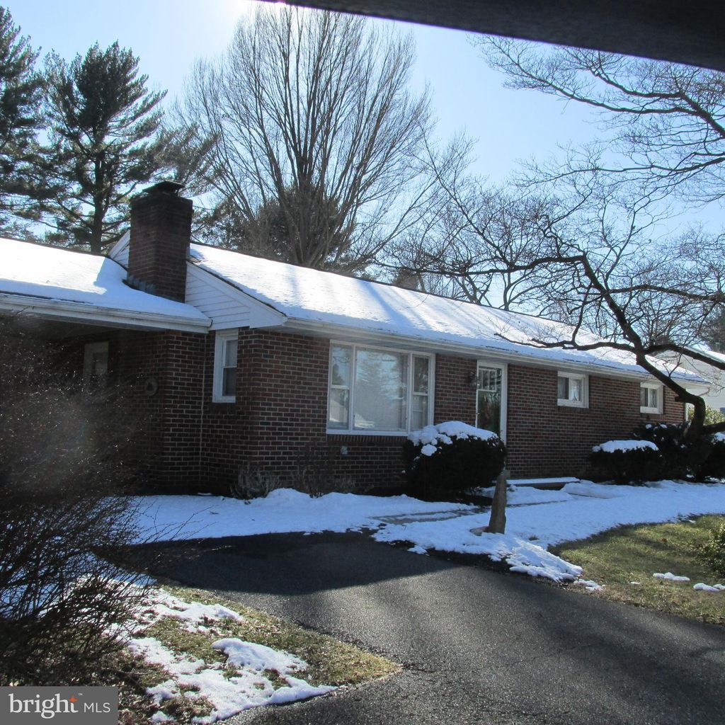 Photo of 2418 Chestnut View Drive, Lancaster, PA 17603 (MLS # PALA2047160)