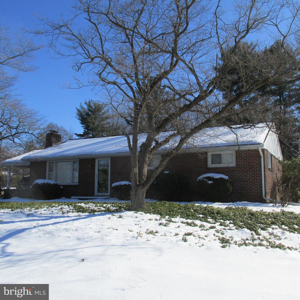 Photo of 2418 Chestnut View Drive, Lancaster, PA 17603 (MLS # PALA2047160)