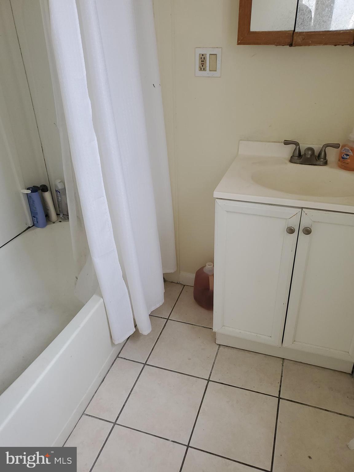 OLNEY - Commercial Sale