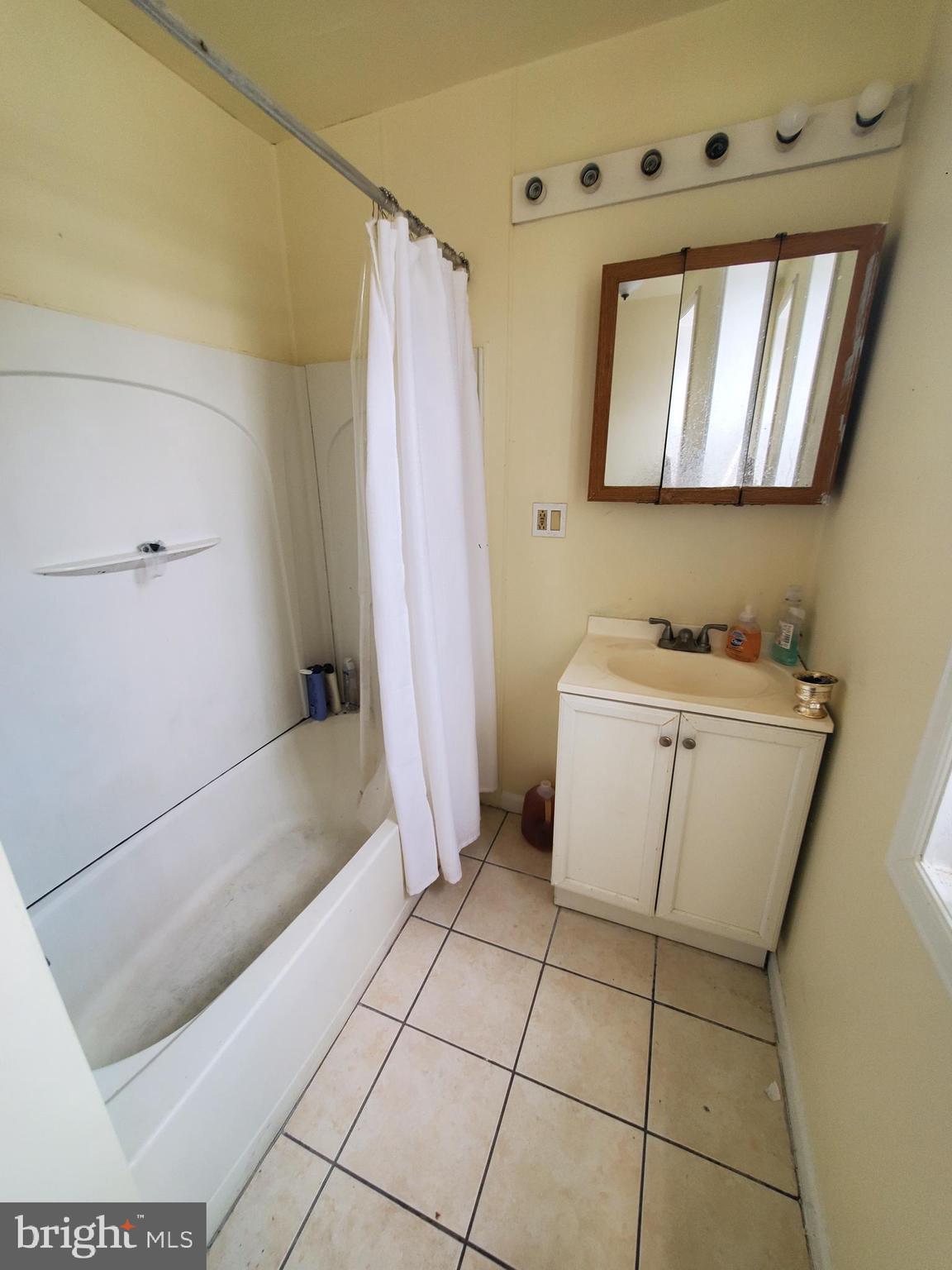 OLNEY - Commercial Sale