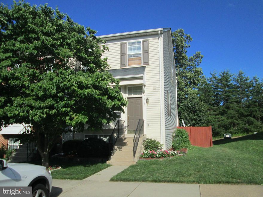 SPACIOUS END UNIT TOWNHOME ON LARGE LOT. 4 BR, 3 1/2 BATHS. LARGE KITCHEN HAS ISLAND, BAY WINDOW, HARDWOOD THROUGHOUT MAIN FLOOR, NEW SAMSUNG STAINLESS STEEL APPLIANCES, UPDATED BATHS, WALKOUT W/STAIRS LEADING TO FENCED BACK YARD. LR HAS GAS FP. MSTR SUITE BOASTS CATHEDRAL CEILING. LARGE REC ROOM W/GAS FP & WALKOUT TO YARD. MAIN LEVEL FRESHLY PAINTED.