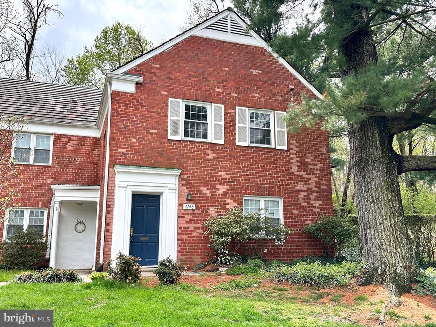 Parkfairfax 1BR End Unit Backing to Woods. Tons of light w/ windows on 4 sides. New LVP flooring. Freshly painted. Updated windows. Kitchen w/ SS refrigerator & new gas stove. Great amenities incl 3 pools, tennis, fitness center, gorgeous grounds, & much more. Easy access to W&OD Trail, Shirlington shops & restaurants, library, Harris Teeter, Fresh Market. Super convenient to 395, Pentagon, DC!