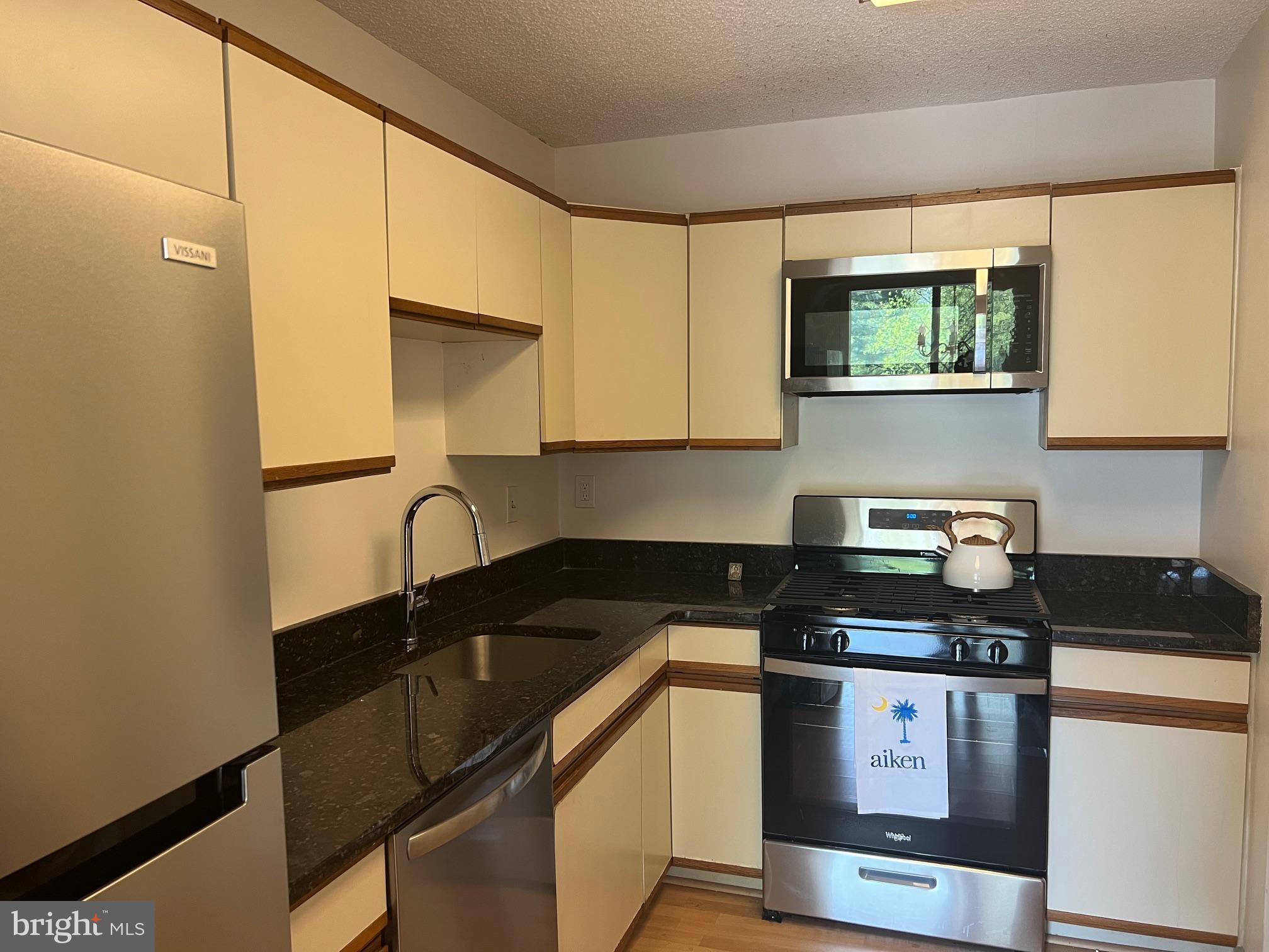 PROMENADE TOWERS - Residential Lease