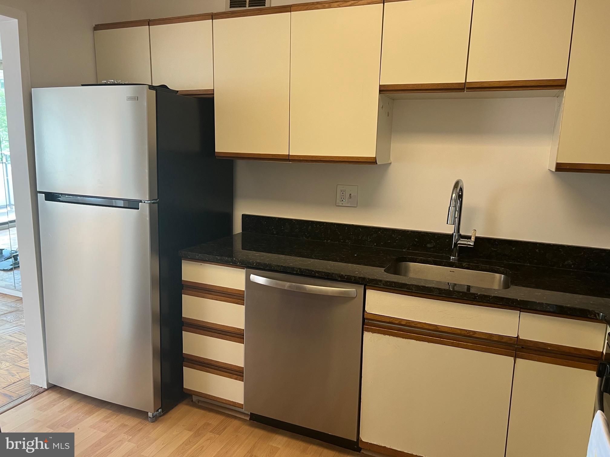 PROMENADE TOWERS - Residential Lease