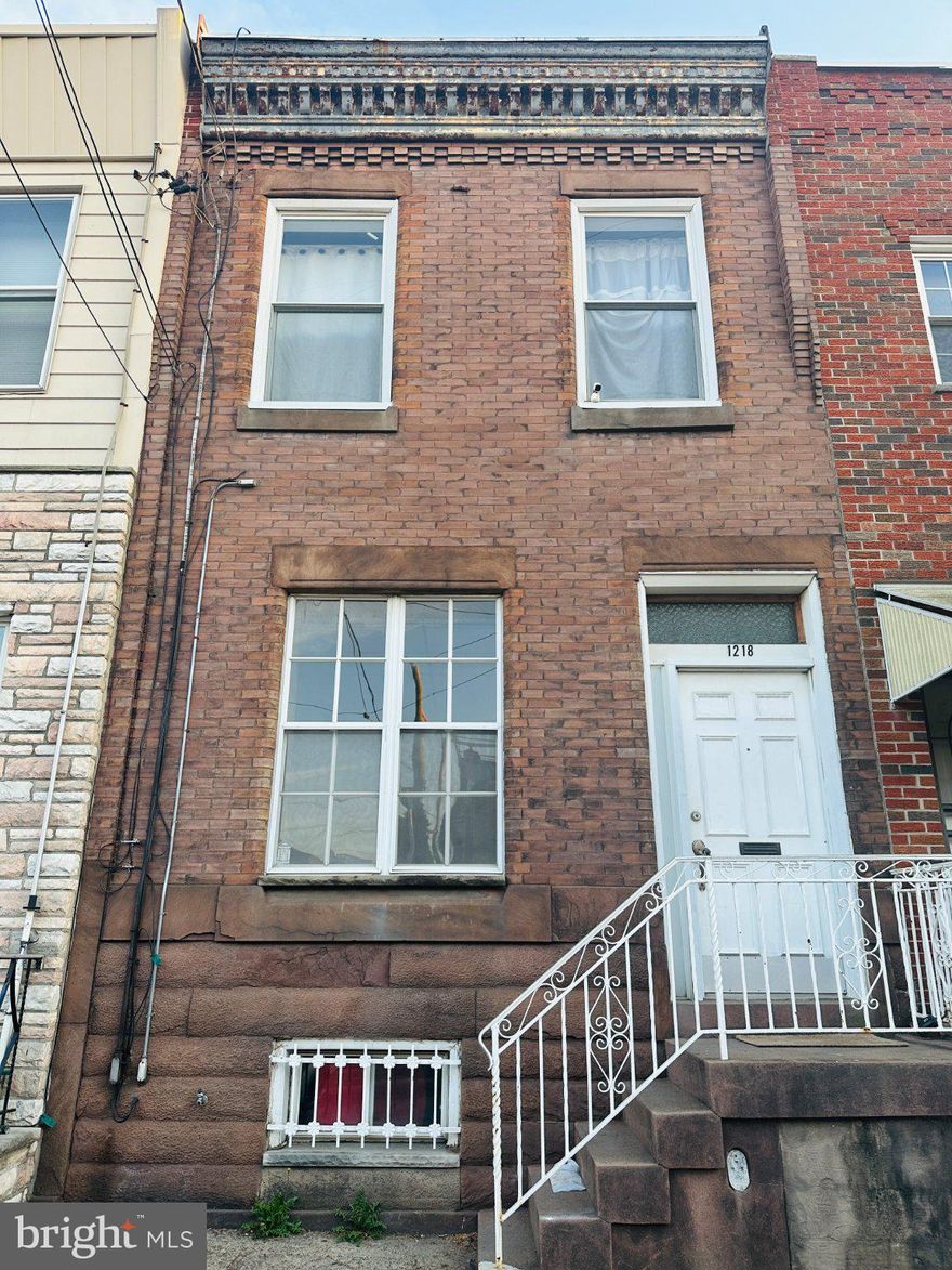 Legal duplex, First floor; 1 living room, 1 bedroom, 1 full bathroom, nice big yard, second floor: 1 living room, 1bedroom, big kitchen, nice bathroom, hardwood floor thorough out, high ceiling, nice neighborhood, walking distance to the fabulous PASSYUNK square, minutes away from center city, hospital, universities and Sports complex