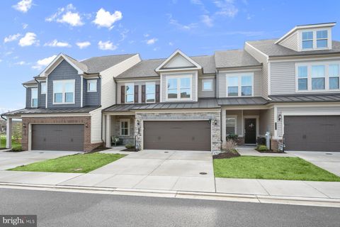 Condo For Sale - 8104 Lisa Lane<br/> Howard County, FULTON, MD 20759