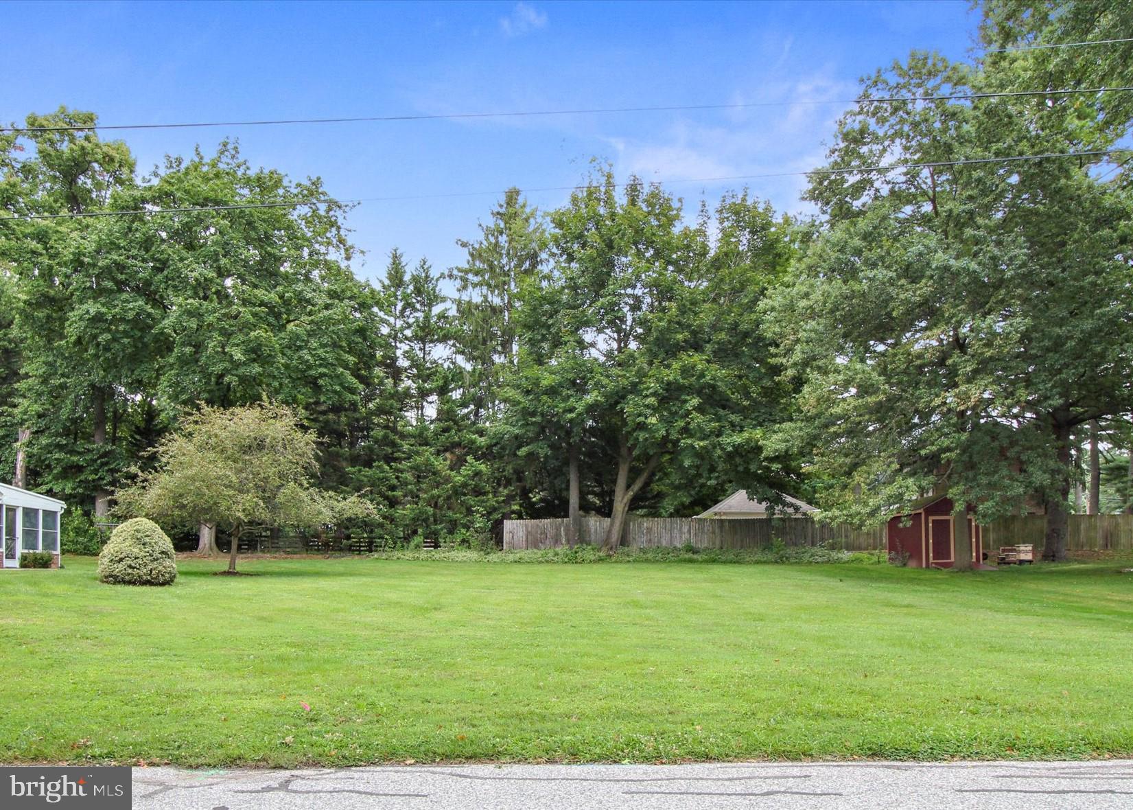 LEADER HEIGHTS - Land