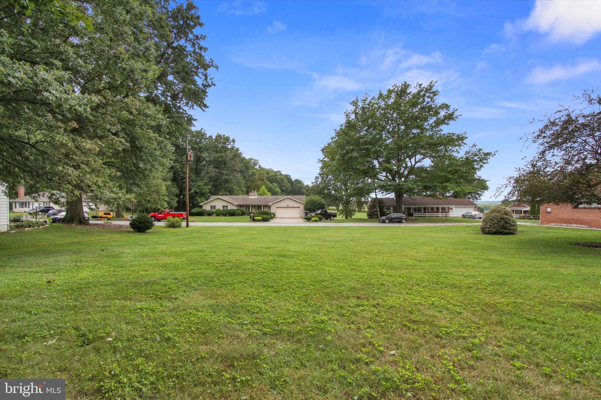 LEADER HEIGHTS - Land