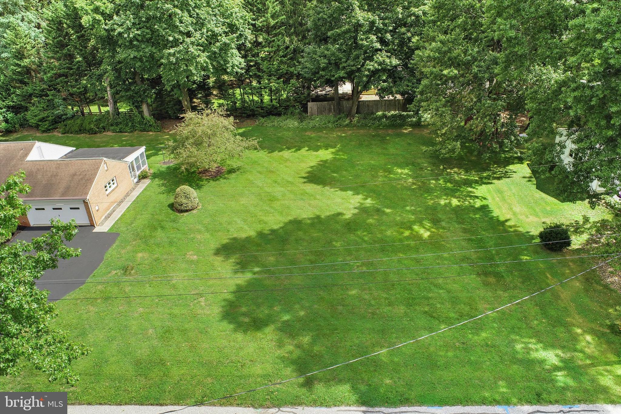 LEADER HEIGHTS - Land