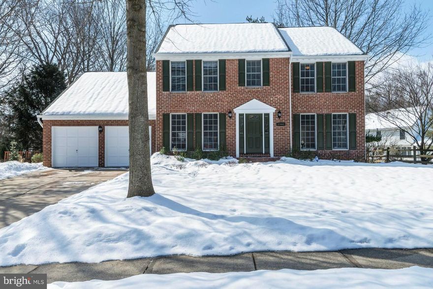 LUXURIOUS COLONIAL!  Open-concept ML w/gleaming hrwd flrs & two-story foyer! KIT boasts newer appl, granite, sleek cabs & center-Isl. Fam-rm w/gas-burning FP & access to sizable screened-in porch &fenced yard. Formal LR, DR & Prvt Study; MBD w/attached MBA &dual walk-in cl. LL w/opt 5th BD, Rec-rm, full BA& workshop. Updates: 2014-2012 KIT; BA; HVAC; Radon System; W&D &More. Welcome Home!
