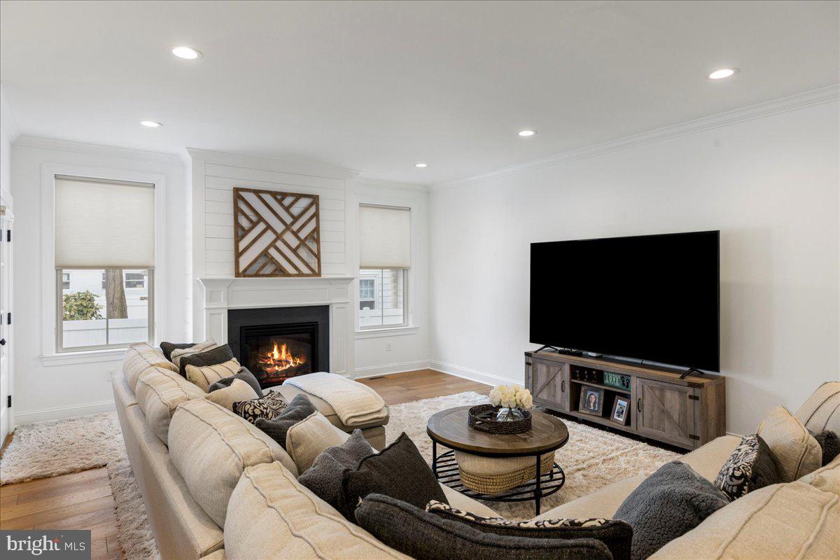 17 W REDMAN AVENUE