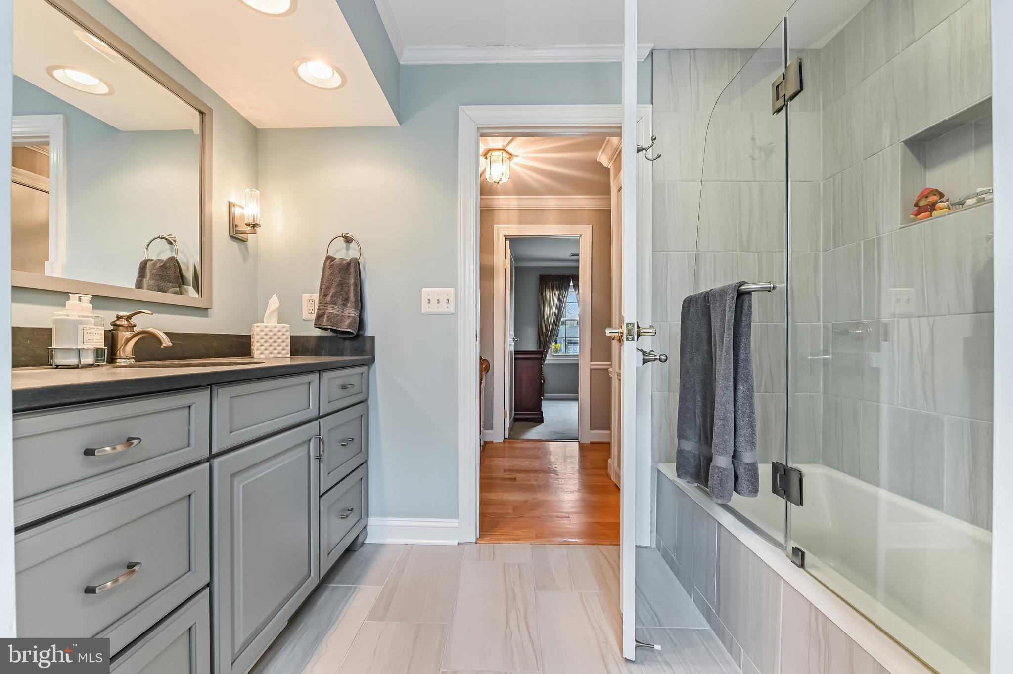 BAY HILLS - Residential