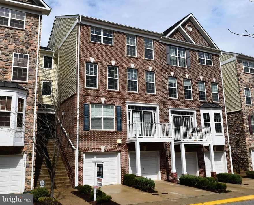 In much sought after Russett Community you find this very clean home that shows like a model.  Features include hardwood floors, private balcony facing wooded area, cathedral ceilings, walk-in closet, soaking tub w/ sep. shower, fireplace, generous sized bedrooms, double wall ovens and ceramic tile floors. Community amenities include pool, comm. center, tennis courts and tot lots.