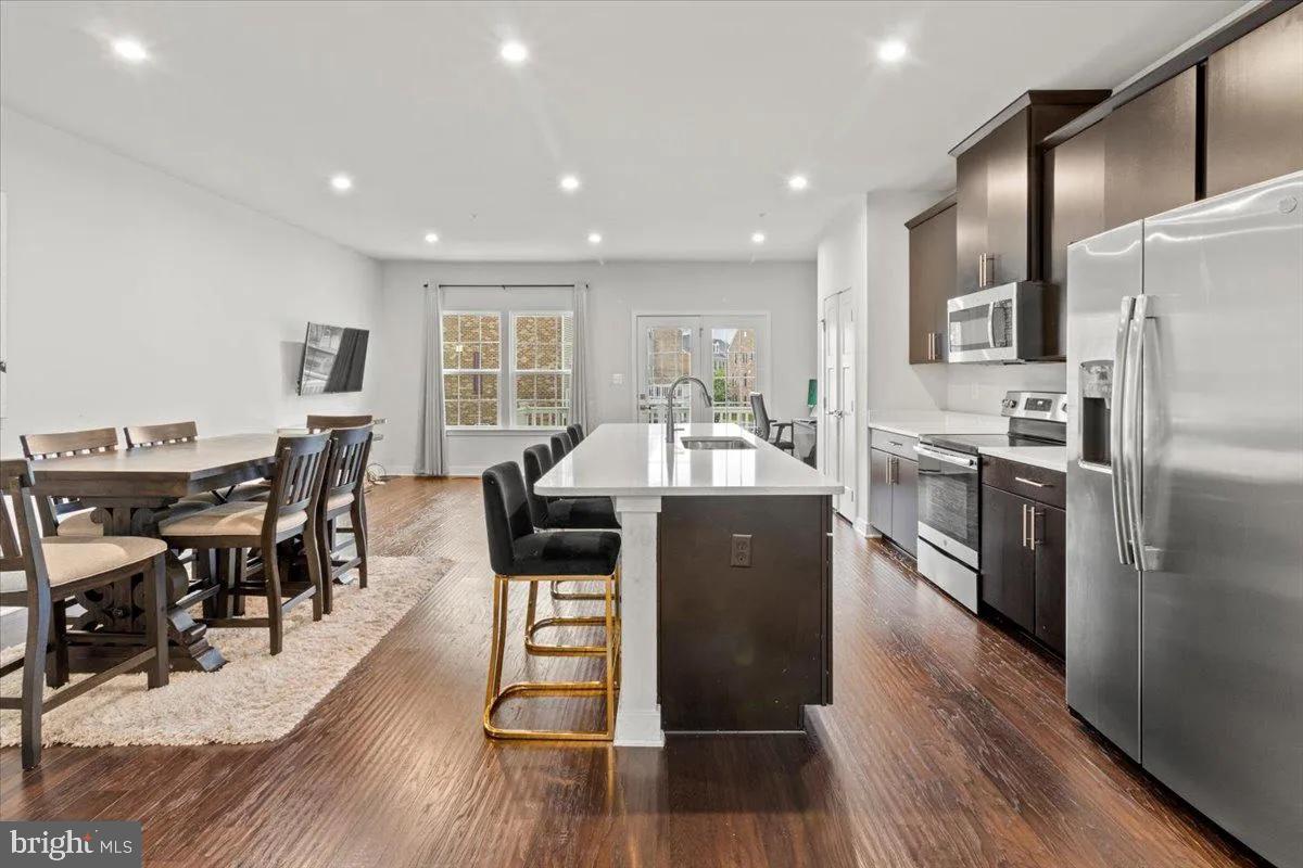 LARGO CRESCENT - Residential Lease