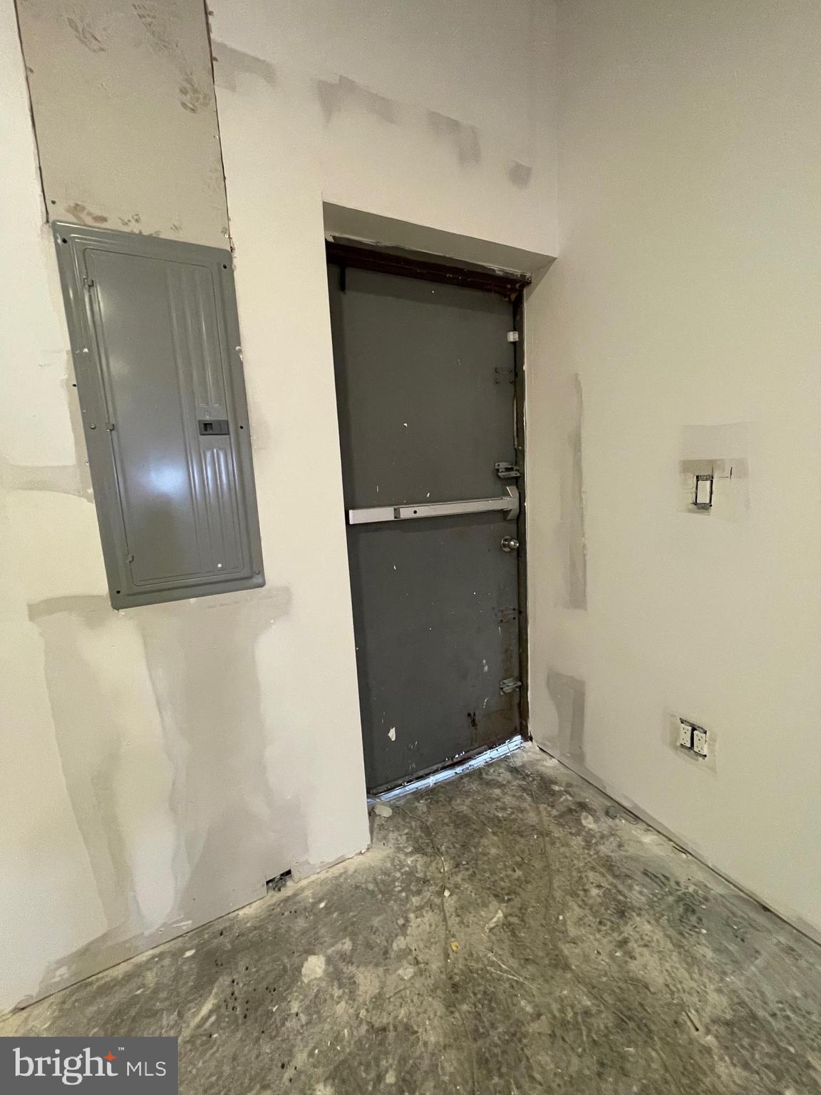 LEVITTOWN - Commercial Sale