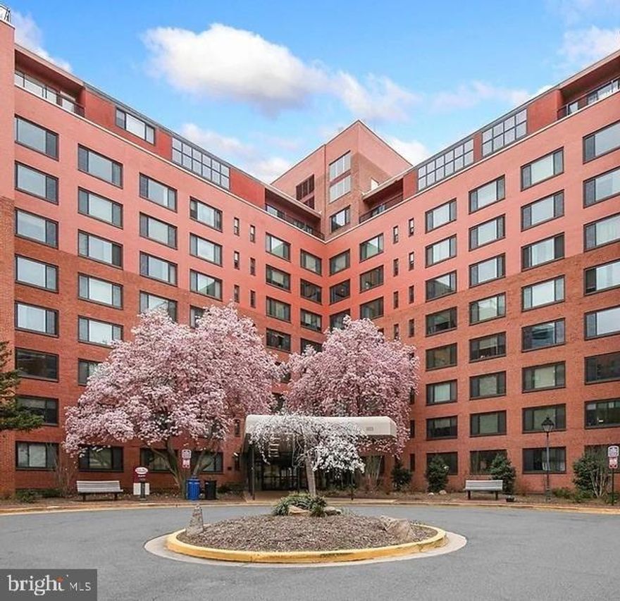 Affordable, cozy, and move in ready studio available now! Perfect for a first-time buyer, student, investor, or anyone looking for a low maintenance space. 

FEATURES:  OPEN-CONCEPT LAYOUT, KITCHEN WITH APPLIANCES, FULL BATHROOM, private SLEEPING  CHAMBER, Great natural LIGHT,  convenient LOCATION  1 1/2 BLOC KS TO ROSSLYN METRO!

Low Maintenance Living 
Priced to Sell!