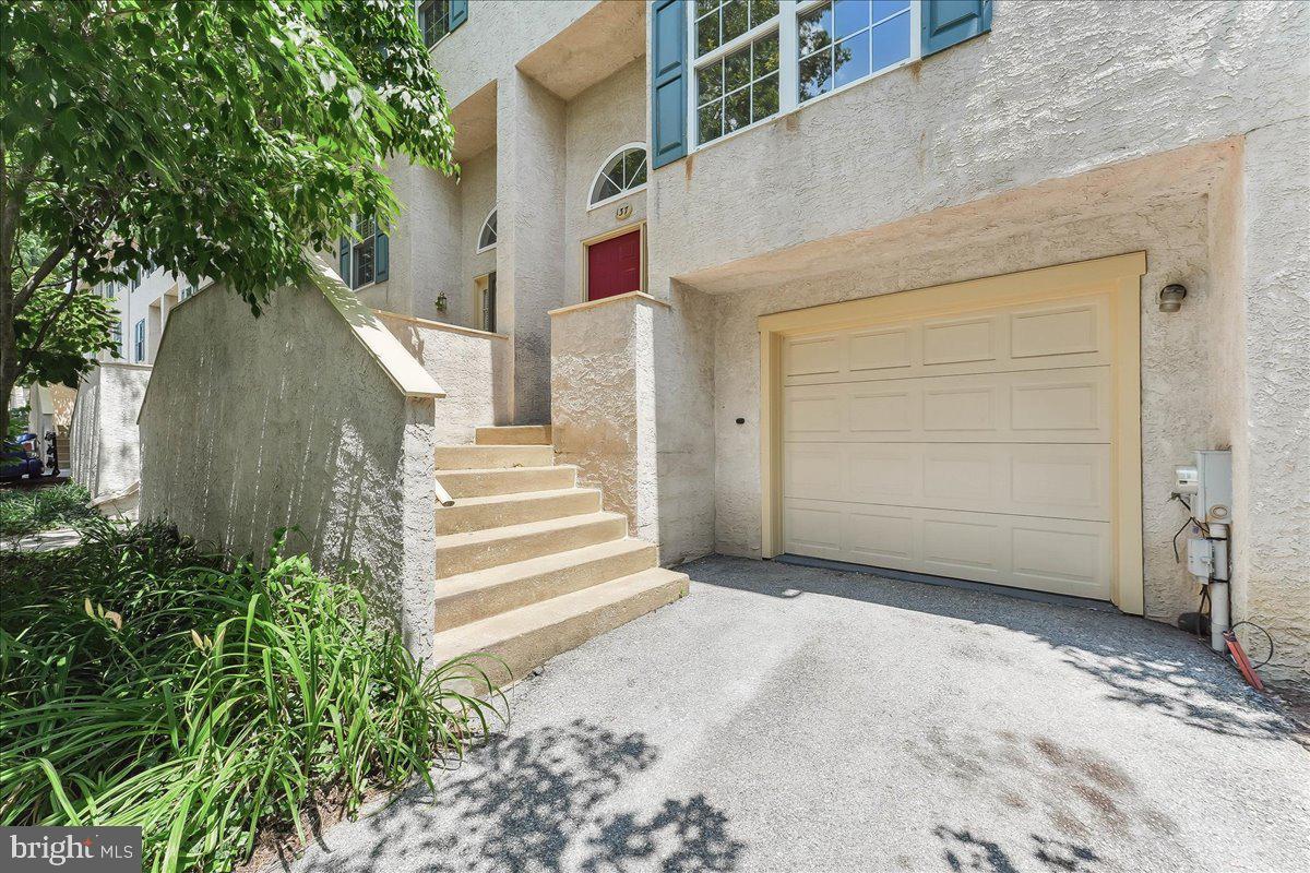 137 WHISPERING OAKS DRIVE 2001