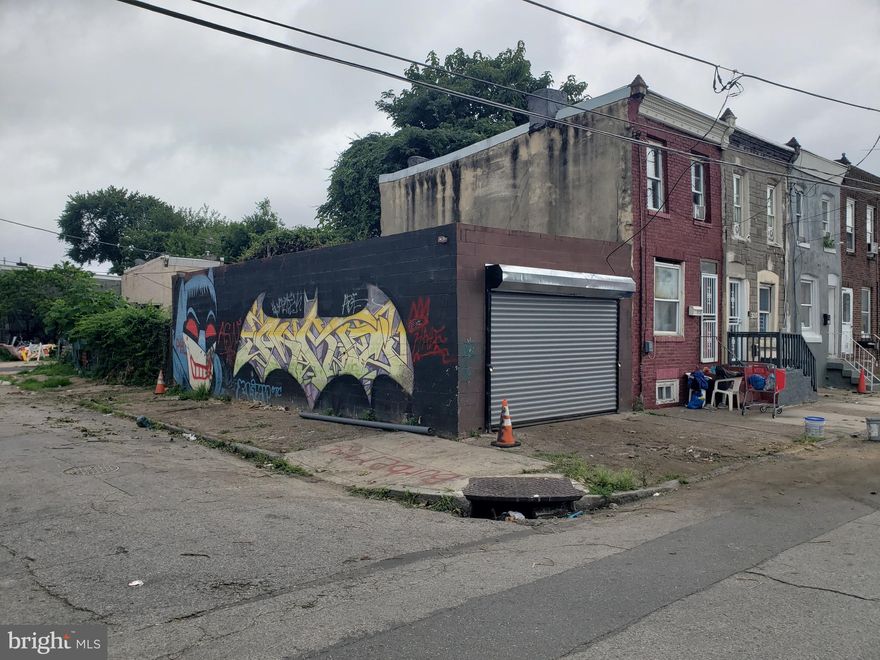 RSA5 lot with garage in Kensington 19134 zip. Being sold cash as is. 10% deposit and proof of funds required. Buyer responsible for city resale certificate. Seller requests that buyer use Seller's title company for title insurance and settlement.