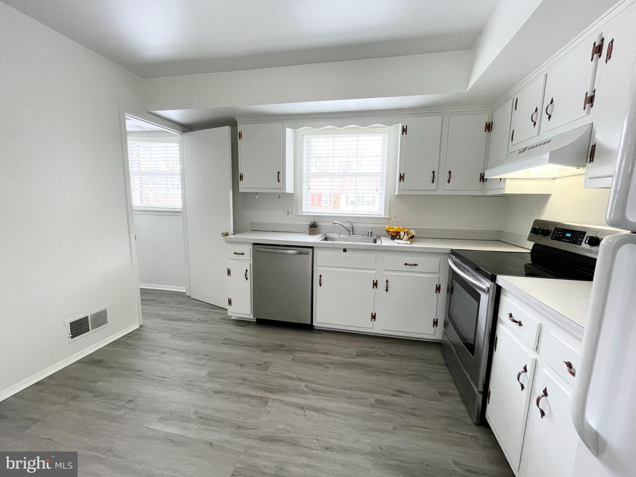 CARDINAL SQUARE - Residential Lease