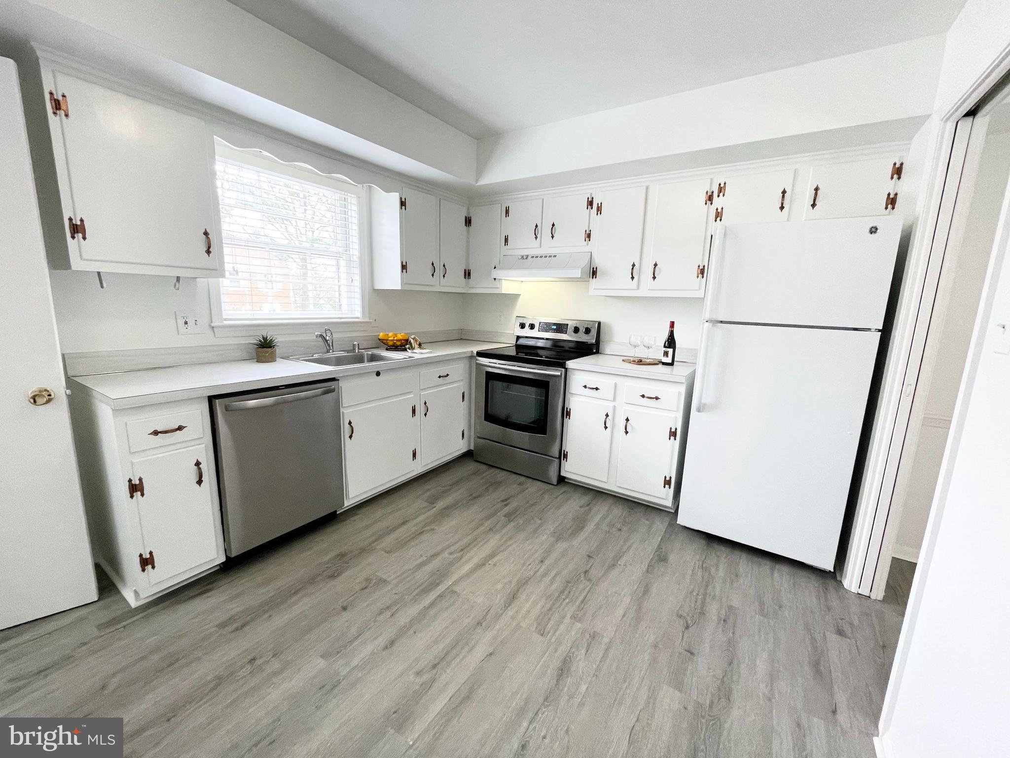 CARDINAL SQUARE - Residential Lease