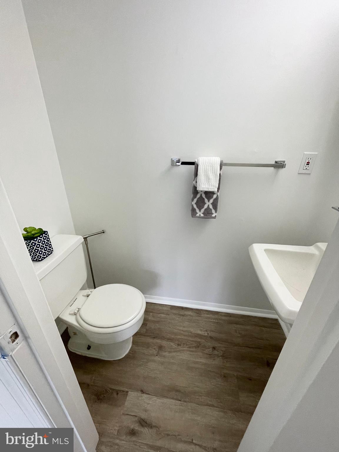 CARDINAL SQUARE - Residential Lease