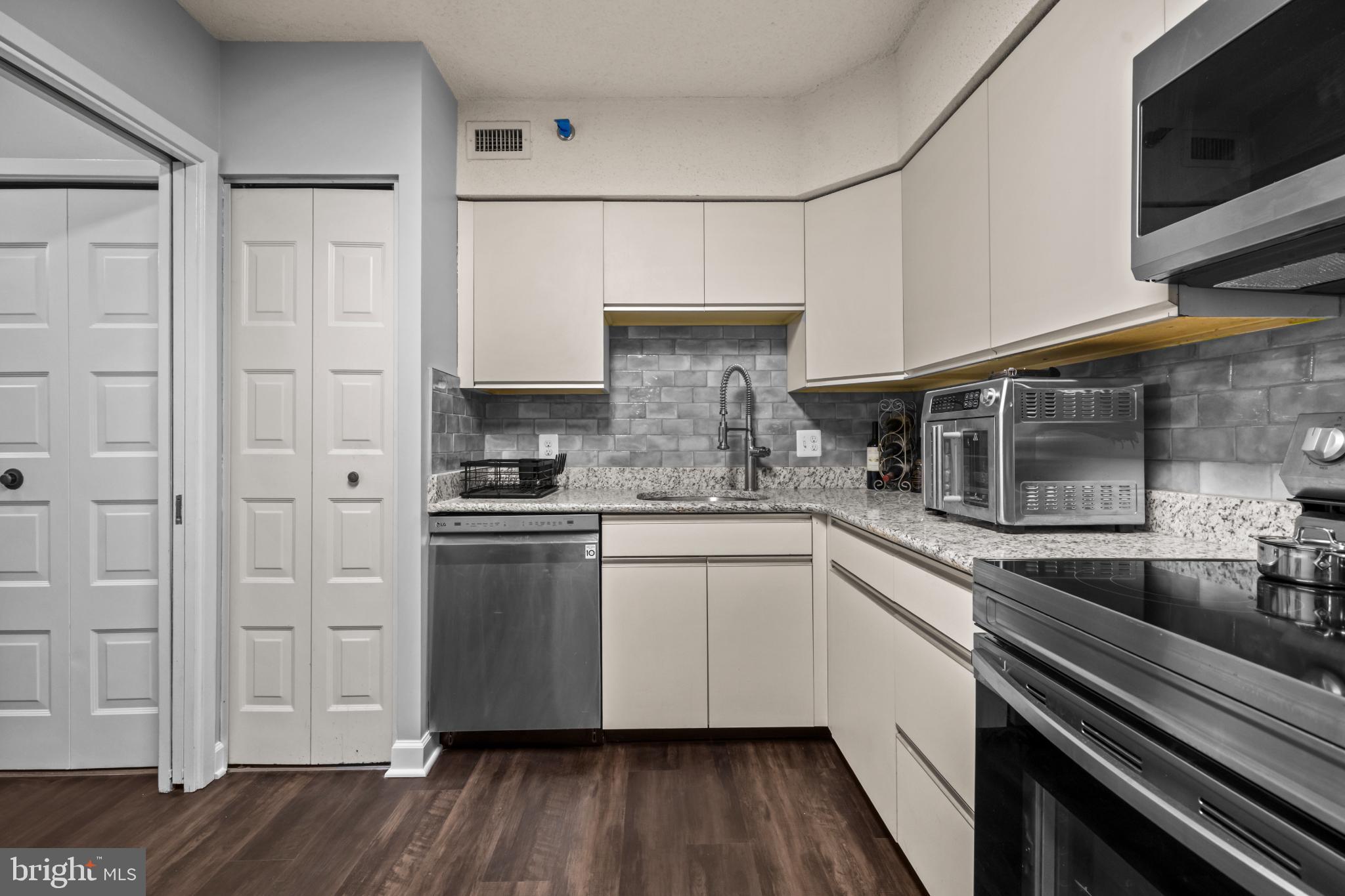 SKYLINE SQUARE CONDO - Residential