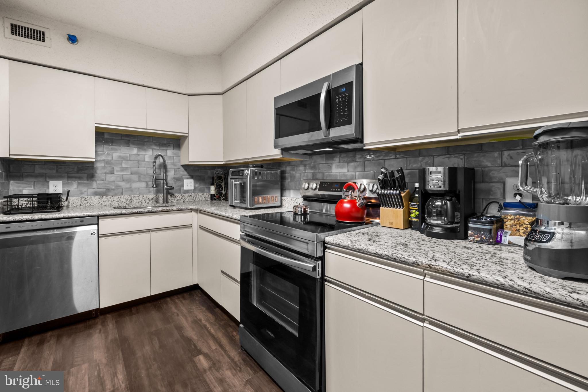 SKYLINE SQUARE CONDO - Residential