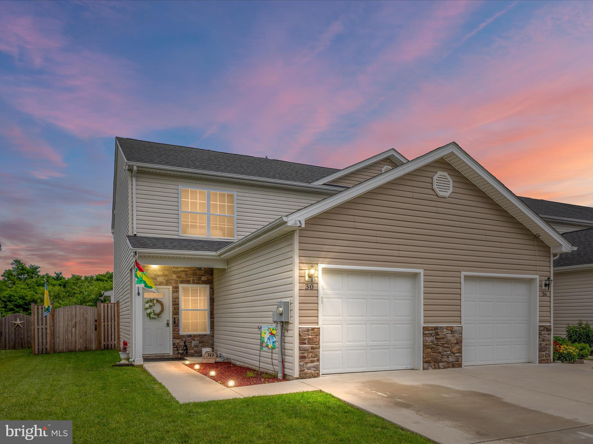 Welcome to this charming end-unit townhouse on a culdesac, in the desirable Townes of Ridgeway subdivision. This well-maintained home offers 3 bedrooms and 2.5 bathrooms and features beautiful luxury vinyl plank (LVP) flooring throughout. The open-concept main level includes a living area, convenient mud room entry off of the garage, and a half bathroom. The kitchen boasts granite countertops and flows seamlessly into the dining area, which opens to a screened-in porch—perfect for relaxing or entertaining—overlooking the fenced backyard. Upstairs, you’ll find three bedrooms, including a primary suite with its own en-suite bathroom. The laundry room is conveniently located on the upper level and comes complete with a washer and dryer. Additional upgrades include ceiling fans in the living room and all bedrooms, a one-car garage, and community sidewalks ideal for neighborhood strolls. Property is being sold in AS-IS condition, any inspections will be option to void only.
Don’t miss the opportunity to own this inviting and move-in ready home in a convenient and walkable community!