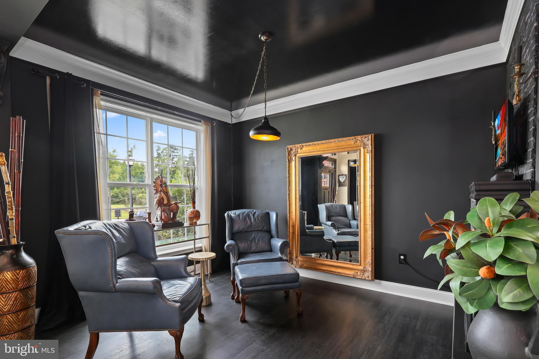 5 HOLLYCREST PLACE
