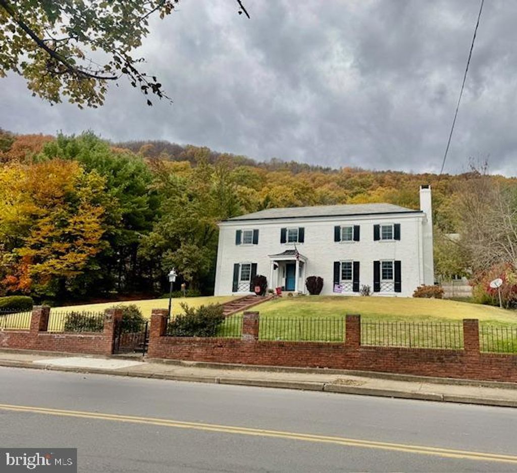 Photo of 127 E Sunbury Street, SHAMOKIN, PA 17872 (MLS # PANU2002768)