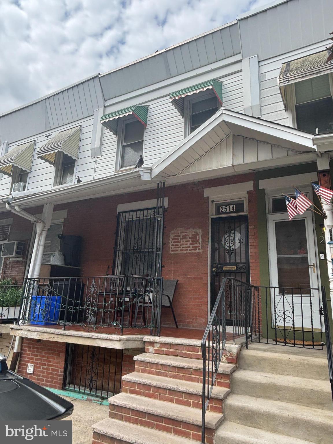Move-in ready home located in the heart of South Philadelphia, just steps away from supermarkets, parks, and neighborhood conveniences. This property offers 3 spacious bedrooms and a private backyard, perfect for relaxing or entertaining.
Ideal as an owner-occupied residence or an income-producing investment, with the option to re-sign tenants for immediate cash flow. A great opportunity for first-time buyers or investors looking for a solid property in a desirable location.
Property is sold "As Is"